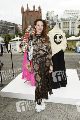 Gruppenausstellung des Kulturformats Der Berliner Salon auf der Berlin Fashion Week Spring/Summer 2019