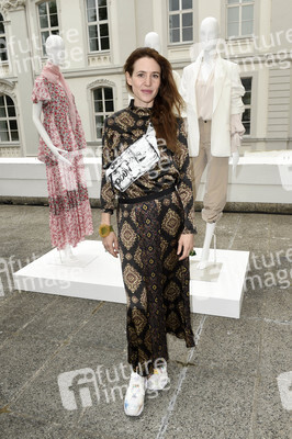 Gruppenausstellung des Kulturformats Der Berliner Salon auf der Berlin Fashion Week Spring/Summer 2019