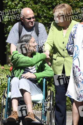 Angela Merkel besucht ein Altenheim in Paderborn