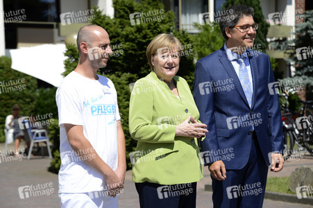 Angela Merkel besucht ein Altenheim in Paderborn