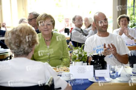 Angela Merkel besucht ein Altenheim in Paderborn
