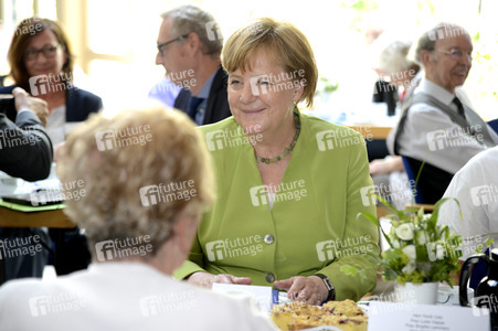 Angela Merkel besucht ein Altenheim in Paderborn