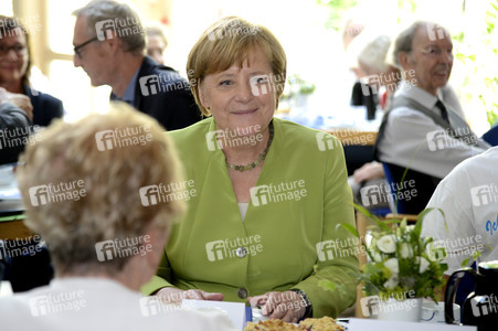 Angela Merkel besucht ein Altenheim in Paderborn