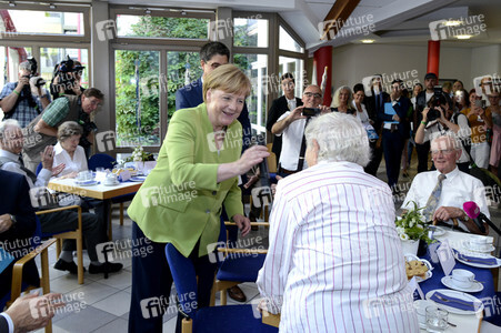 Angela Merkel besucht ein Altenheim in Paderborn