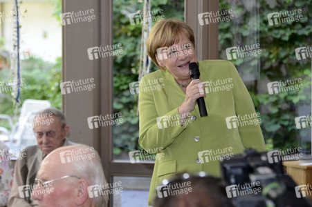 Angela Merkel besucht ein Altenheim in Paderborn