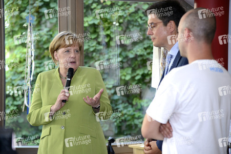 Angela Merkel besucht ein Altenheim in Paderborn
