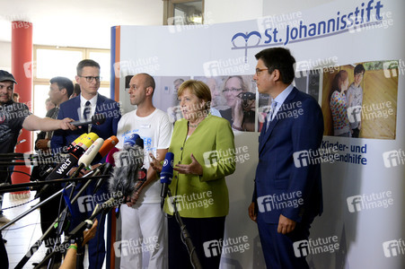 Angela Merkel besucht ein Altenheim in Paderborn