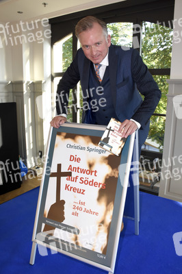 Buchpräsentation 'Die Antwort auf Söders Kreuz' in München