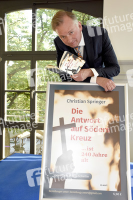 Buchpräsentation 'Die Antwort auf Söders Kreuz' in München