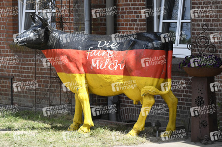 Angela Merkel besucht einen Milchbauernhof in Nienborstel