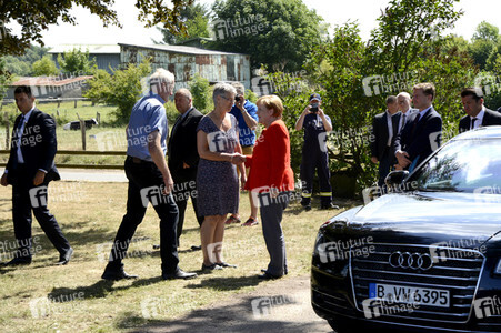 Angela Merkel besucht einen Milchbauernhof in Nienborstel