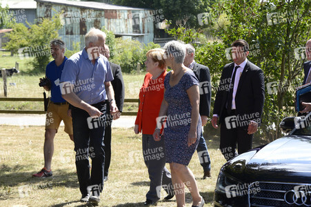Angela Merkel besucht einen Milchbauernhof in Nienborstel