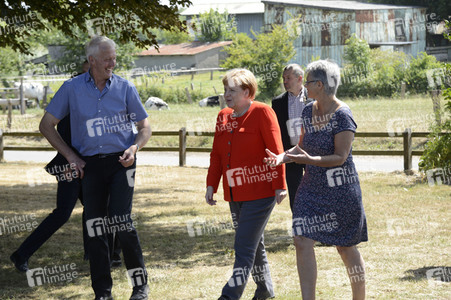 Angela Merkel besucht einen Milchbauernhof in Nienborstel