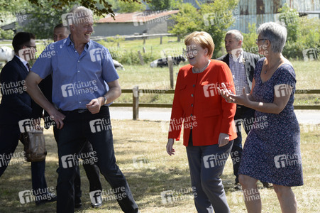 Angela Merkel besucht einen Milchbauernhof in Nienborstel