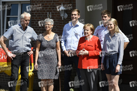 Angela Merkel besucht einen Milchbauernhof in Nienborstel