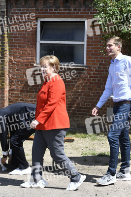 Angela Merkel besucht einen Milchbauernhof in Nienborstel