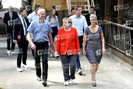 Angela Merkel besucht einen Milchbauernhof in Nienborstel