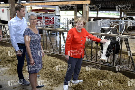 Angela Merkel besucht einen Milchbauernhof in Nienborstel