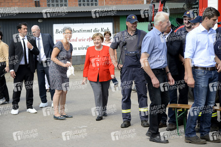 Angela Merkel besucht einen Milchbauernhof in Nienborstel