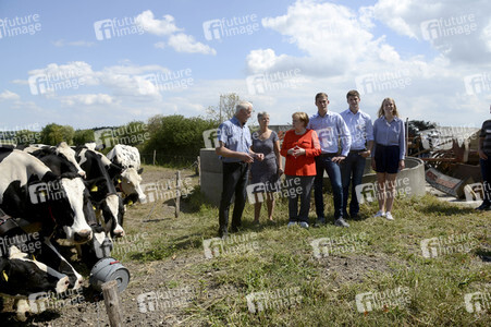 Angela Merkel besucht einen Milchbauernhof in Nienborstel