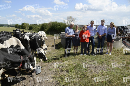 Angela Merkel besucht einen Milchbauernhof in Nienborstel