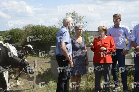 Angela Merkel besucht einen Milchbauernhof in Nienborstel