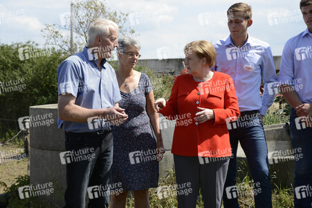 Angela Merkel besucht einen Milchbauernhof in Nienborstel
