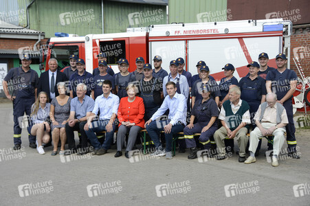 Angela Merkel besucht einen Milchbauernhof in Nienborstel
