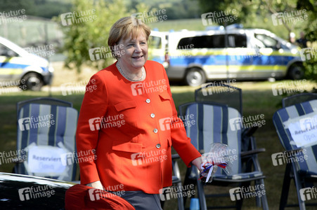 Angela Merkel besucht einen Milchbauernhof in Nienborstel