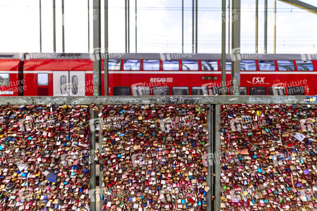 Symbolfoto Liebesschlösser
