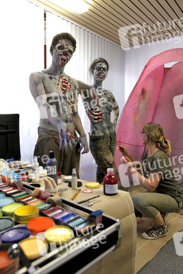 GEEK ART: Zombie-Apokalypse / Zombie Apocalypse Bodypainting