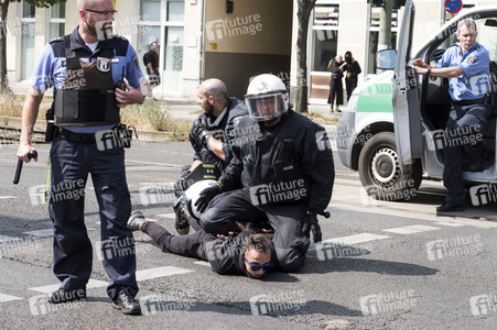 Neonazi-Aufmarsch und Gegendemonstration in Berlin