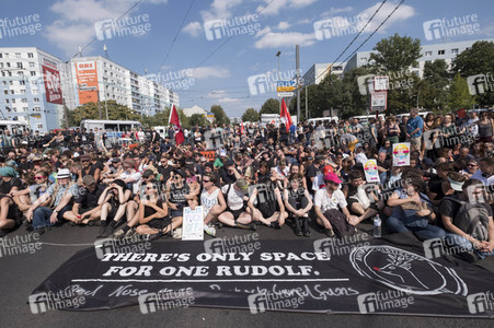 Neonazi-Aufmarsch und Gegendemonstration in Berlin