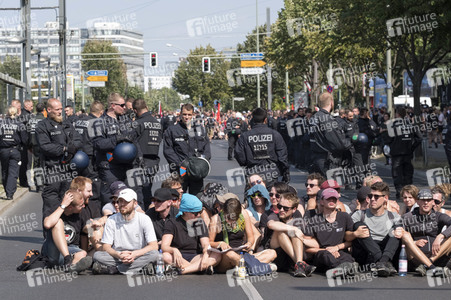Neonazi-Aufmarsch und Gegendemonstration in Berlin