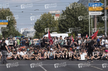 Neonazi-Aufmarsch und Gegendemonstration in Berlin