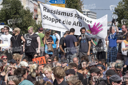 Neonazi-Aufmarsch und Gegendemonstration in Berlin