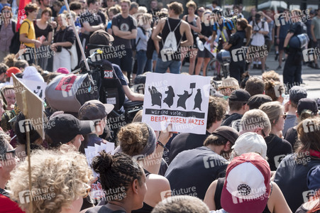 Neonazi-Aufmarsch und Gegendemonstration in Berlin
