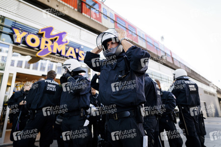 Symbolfoto Polizeihelme