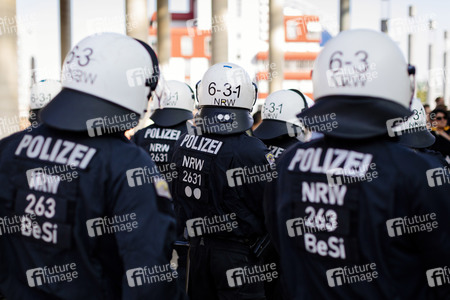 Symbolfoto Polizeihelme