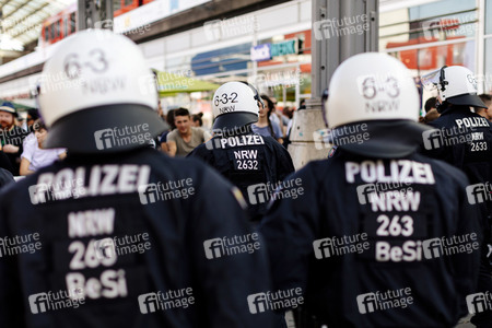 Symbolfoto Polizeihelme