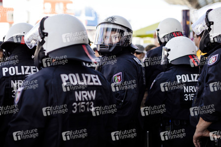 Symbolfoto Polizeihelme
