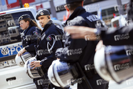Symbolfoto Polizeikette