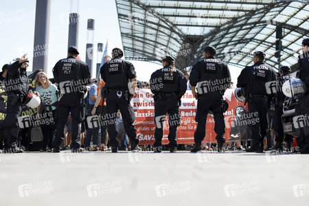 Symbolfoto Polizeikette