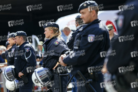 Symbolfoto Polizeikette