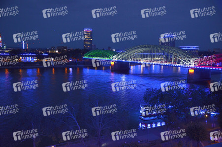 Anschalten der Lichtinstallation 'Light it up' in Köln