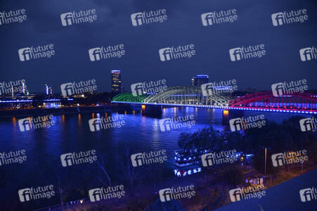 Anschalten der Lichtinstallation 'Light it up' in Köln