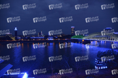Anschalten der Lichtinstallation 'Light it up' in Köln