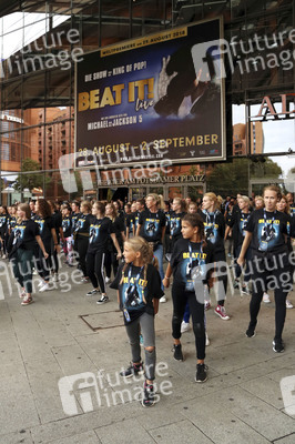 Weltrekordversuch 'Die größte Michael Jackson-Choreografie-Tanzstunde' in Berlin