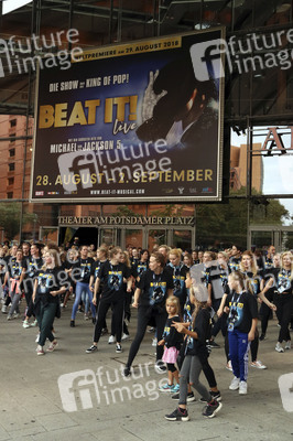 Weltrekordversuch 'Die größte Michael Jackson-Choreografie-Tanzstunde' in Berlin
