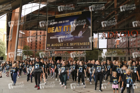 Weltrekordversuch 'Die größte Michael Jackson-Choreografie-Tanzstunde' in Berlin